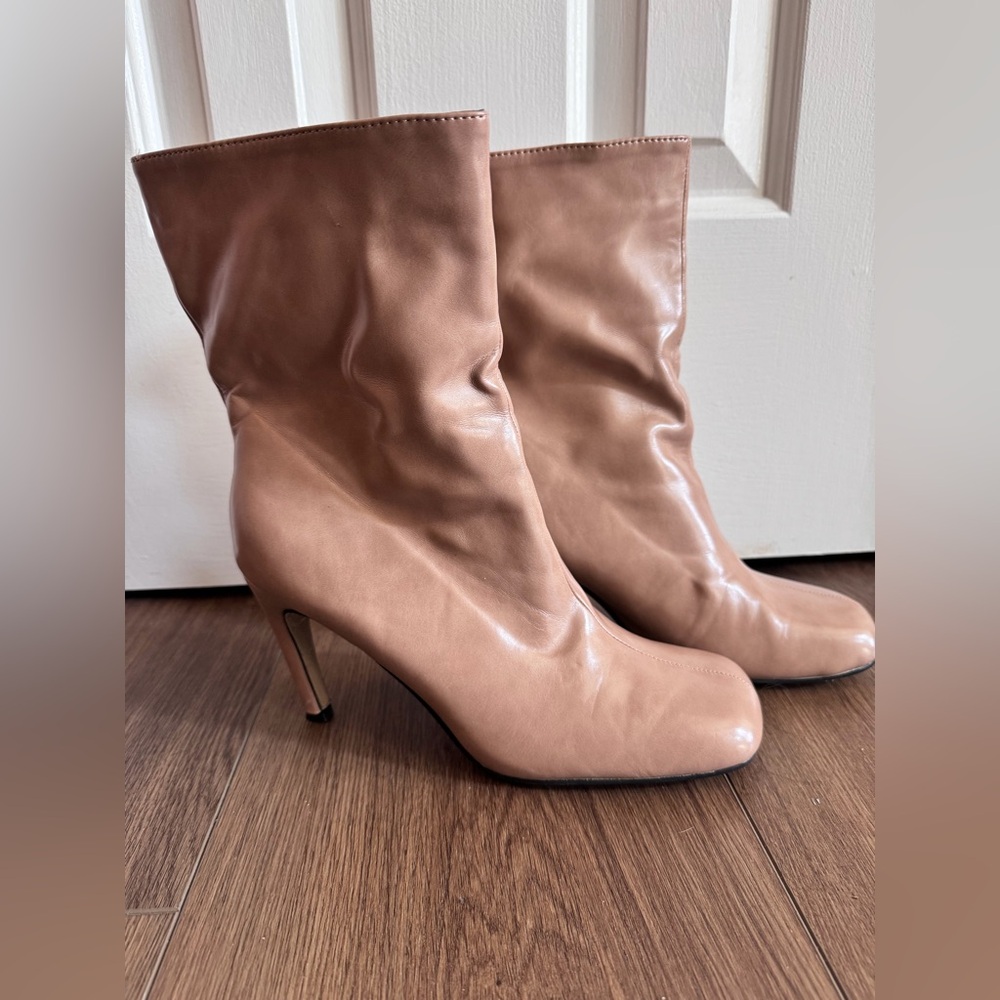 Elegant Tan Women's Boots
